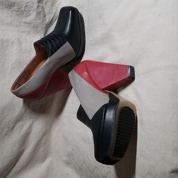 John Fluevog Portside Chunky Heel Color Block Pump - Picture 2 of 12